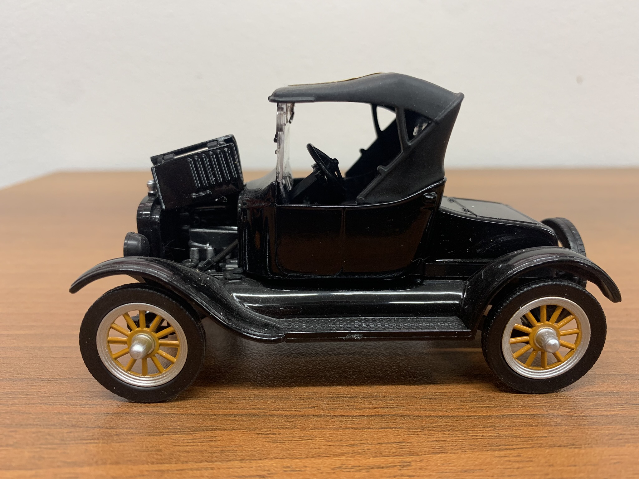 1925 Ford Model T Runabout 1:32 scale Diecast car