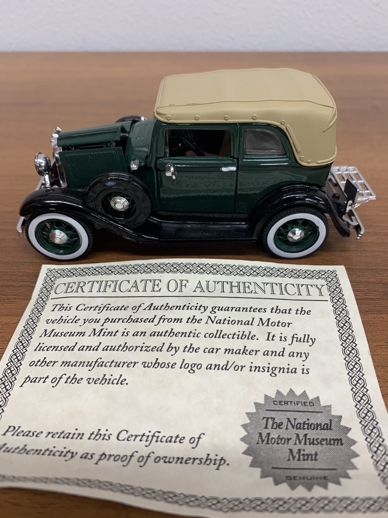 1932 Ford Convertible Coupe 1:32 Scale Diecast Car