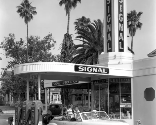 Signal gas station photo